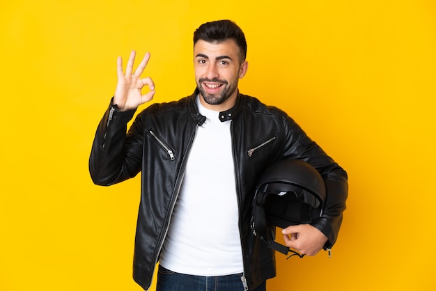 Homem com capacete de motociclista sobre fundo isolado