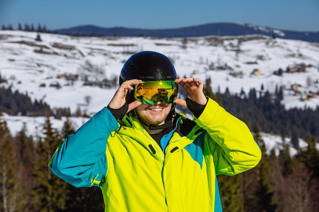 homem com capacete e máscara de esqui reflexo atividade de inverno dia ensolarado