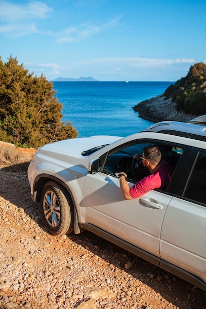 Homem com carro suv no mar praia viagem rodoviária grécia lefkada