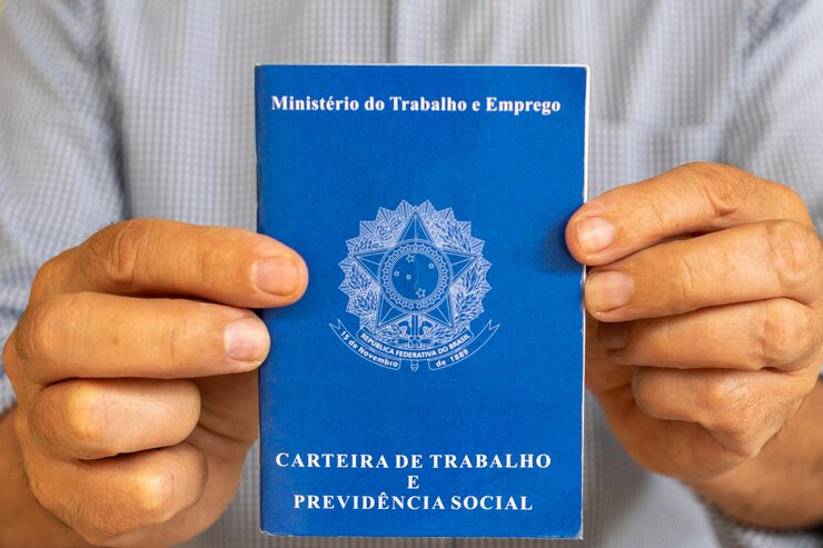 Homem com carteira de trabalho brasileira. conceito de emprego e aumento salarial.