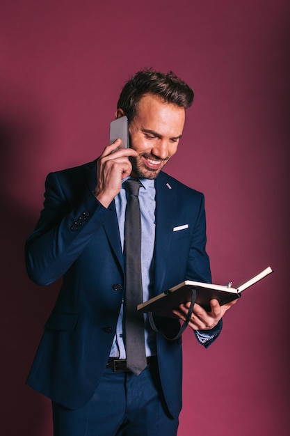 Homem com celular e notebook