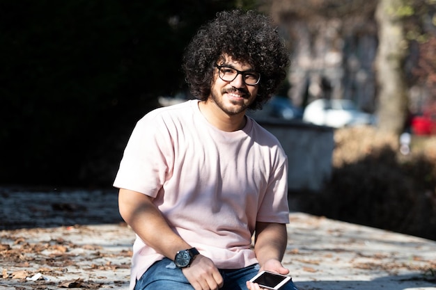 Homem com celular no parque de outono