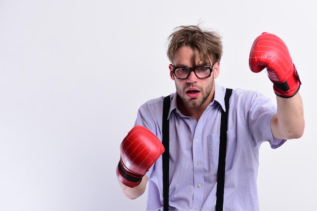 Homem com cerdas e rosto maçante usa luvas de boxe