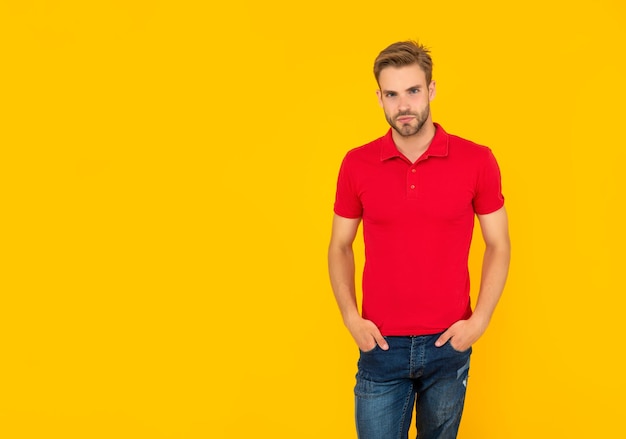 Homem com cerdas na camisa vermelha. jovem com barba em fundo amarelo com espaço de cópia.