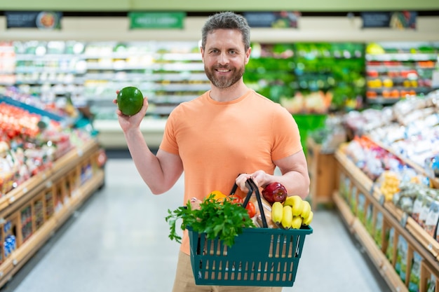 Homem com cesta de compras no supermercado banner de cesta de compras de supermercado com homem para gr