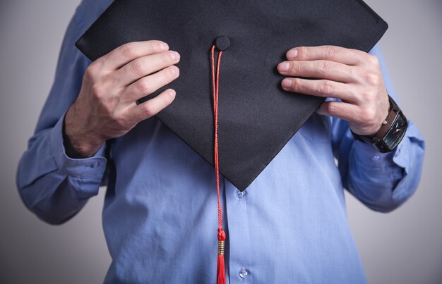 Homem com chapéu de formatura. educação