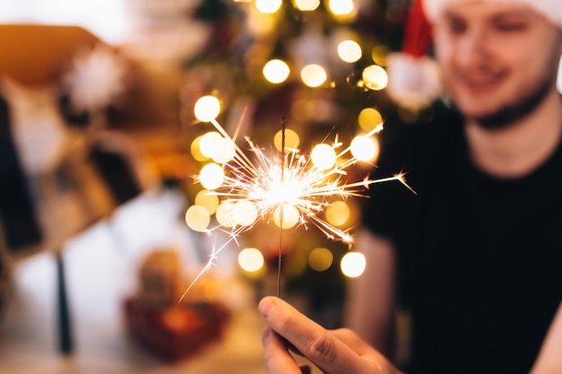 Foto homem com chapéu de papai noel vermelho com diamante.