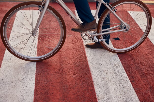 Homem com ciclovia na cidade