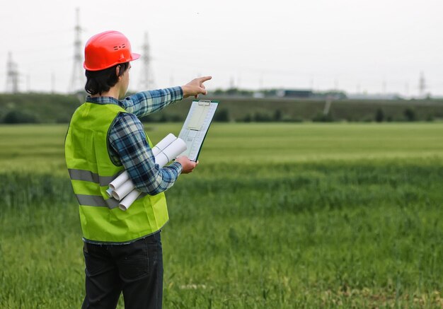 Homem com construção de planta de chalé