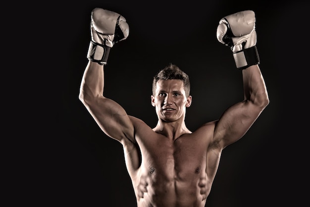 Homem com corpo musculoso boxer com peito nu esporte e treino pose de fisiculturista atlética em calças gladiador ou atlant em luvas de boxe