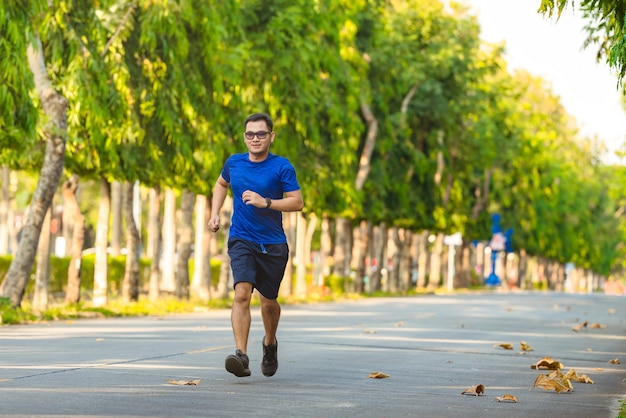 Homem com corredor ou correndo no parque público