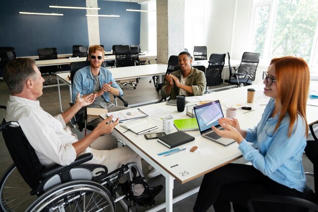 Homem com deficiência em cadeira de rodas tendo um trabalho de escritório