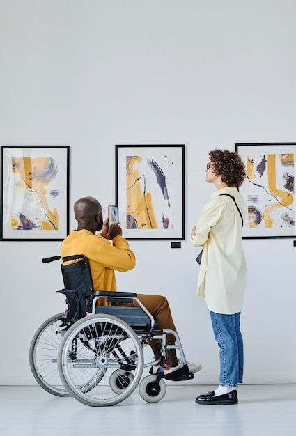 Homem com deficiência fazendo foto na galeria