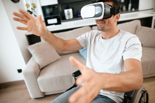 Homem com deficiência gosta de óculos de realidade virtual