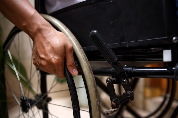 Homem com deficiência irreconhecível sentado em uma cadeira de rodas Recuperação e conceitos de saúde