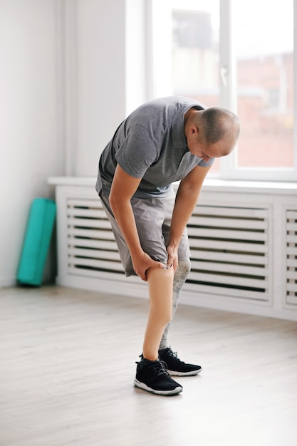 Homem com deficiência no health club