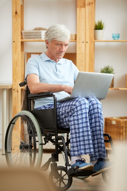 Homem com deficiência usando laptop