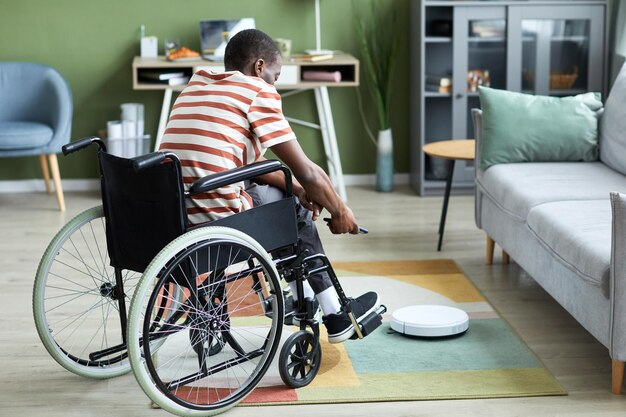 Homem com deficiência usando tecnologia inteligente acessível