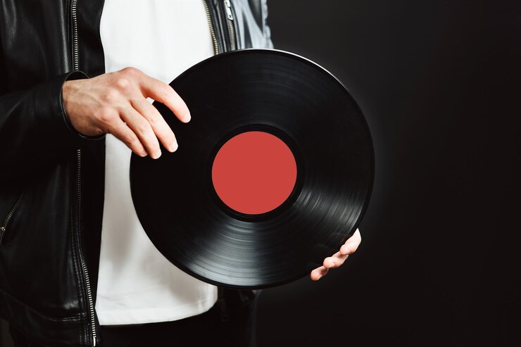 Foto homem com disco de vinil estilo de música vintage homem segurando disco de música retro estilo de música rock
