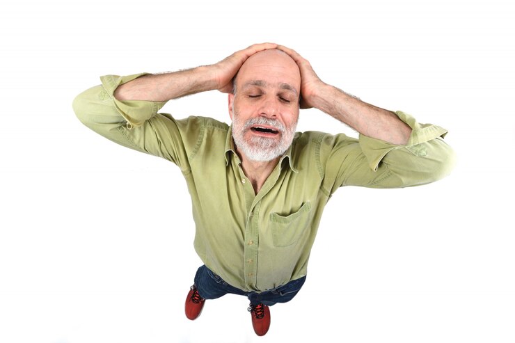 Foto homem com dor de cabeça em fundo branco