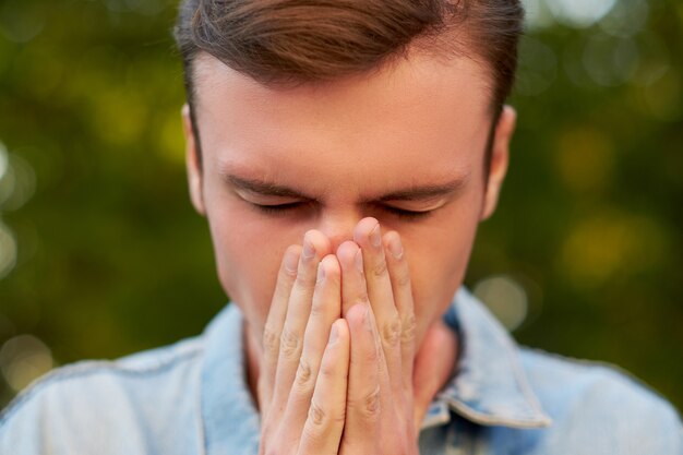 Homem com dor de cabeça, enxaqueca ou estresse. Ajuda, problemas de comunicação, conceito de sobrecarga