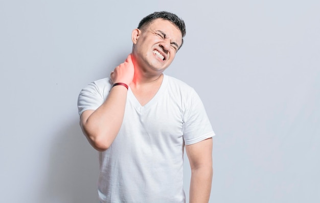 Homem com dor muscular no pescoço e nas costas Close-up do homem com dor no pescoço e nas costas um homem com dor muscular em fundo isolado Conceito de dor no pescoço e nas costas