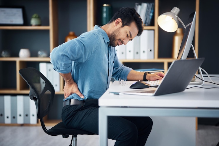 Foto homem com dor nas costas e estresse da lesão muscular do trabalhador de mesa e risco para a saúde na cadeira problema de coluna do trabalhador desconfortável e postura do corpo escoliose e fadiga de queimadura nas costas e fibromialgia