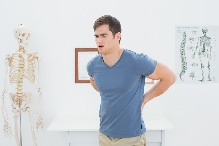 Foto homem com dor nas costas no consultório médico