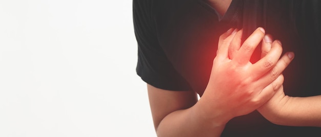 Homem com dor no peito ataque cardíaco ao ar livre ou exercício pesado faz com que o corpo choque doenças cardíacasx9
