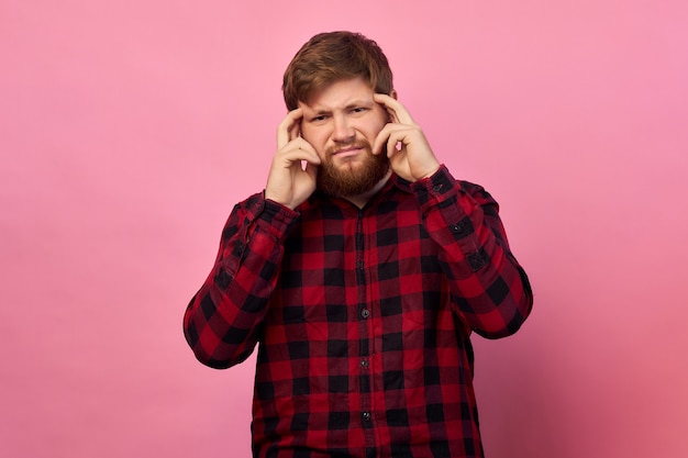 Homem com emoções no rosto e barba