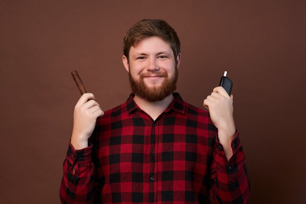 Homem com emoções no rosto e barba