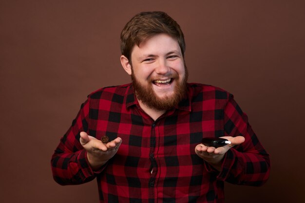 Homem com emoções no rosto e barba