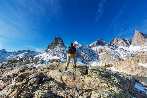 Homem com equipamento de caminhada caminhando nas montanhas de Sierra Nevada, Califórnia, EUA