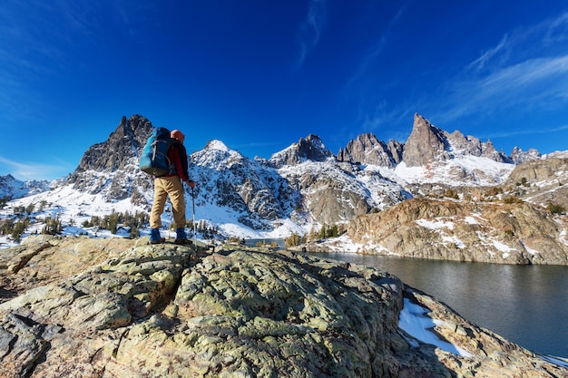 Homem com equipamento de caminhada caminhando nas montanhas de Sierra Nevada, Califórnia, EUA