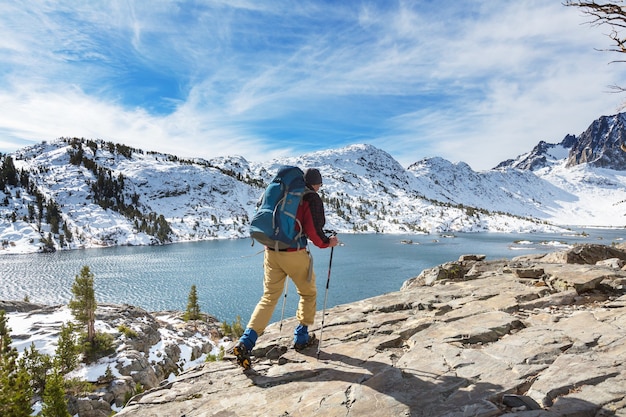 Homem com equipamento de caminhada caminhando nas montanhas de Sierra Nevada, Califórnia, EUA