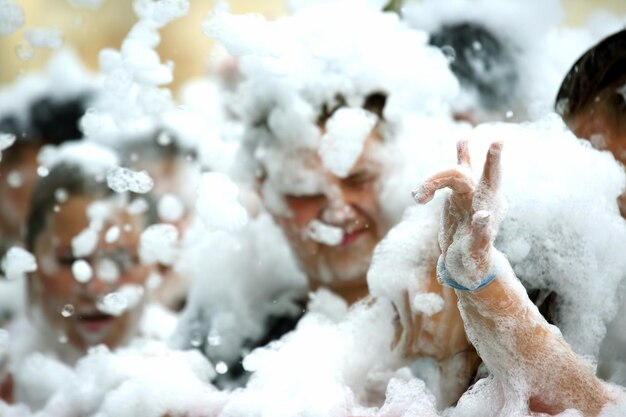 Foto homem com espuma de sabão na discoteca do festival