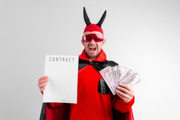 Homem com fantasia de halloween apresentando contrato e dinheiro nas mãos