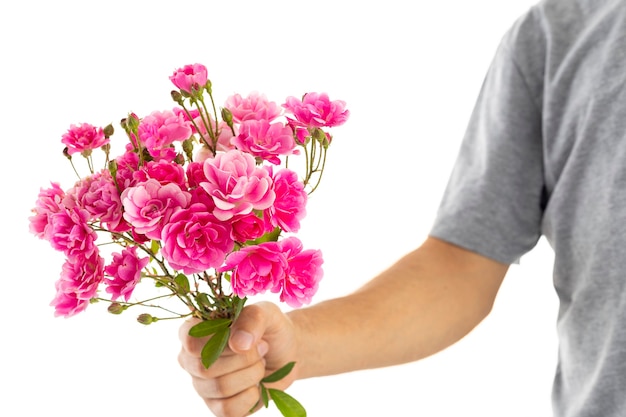 Foto homem com flores nas mãos