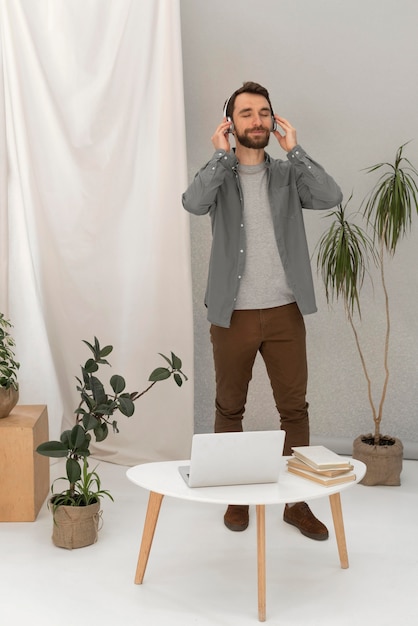 Homem com fones de ouvido ouvindo música