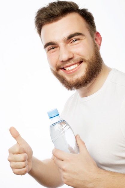 Foto homem com garrafa de água