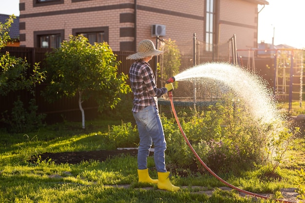 Homem com guarda-chuva de pé junto a plantas