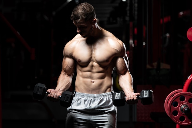 Homem com halteres exercitando bíceps