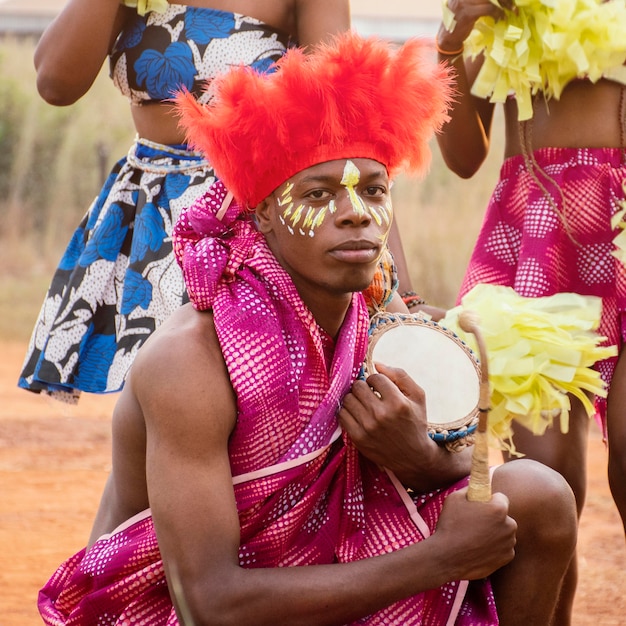 Foto homem com instrumento no carnaval