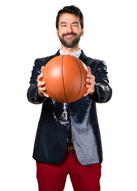 Homem com jaqueta segurando uma bola de basquete