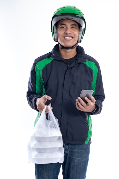 Homem com jaqueta uniforme e capacete entregando comida