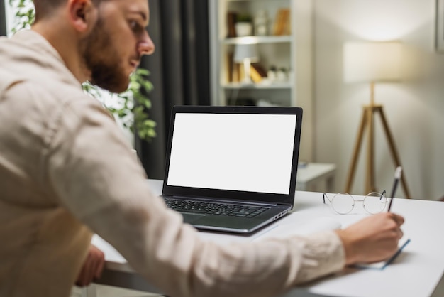 Homem com laptop de tela em branco