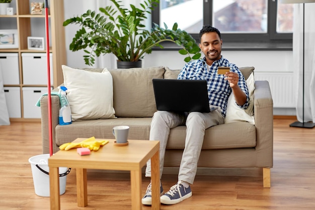 Foto homem com laptop fazendo compras online depois de limpar