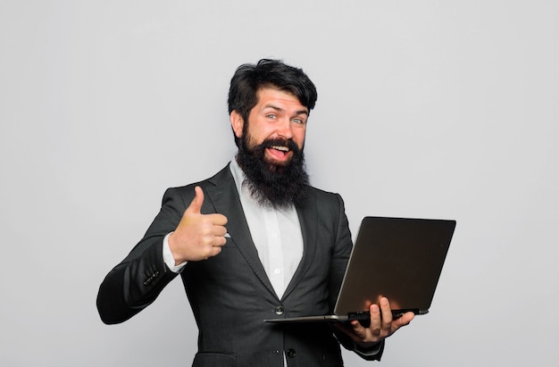 Homem com laptop mostra polegar confiante especialista em negócios homem de negócios com pc bonito