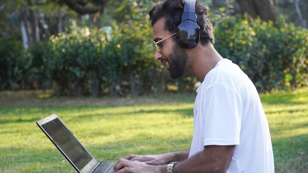 Homem com laptop `