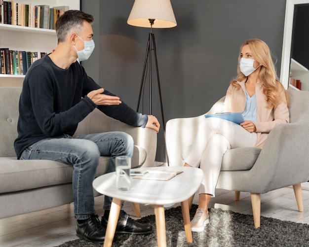 Foto homem com máscara conversando com conselheiro